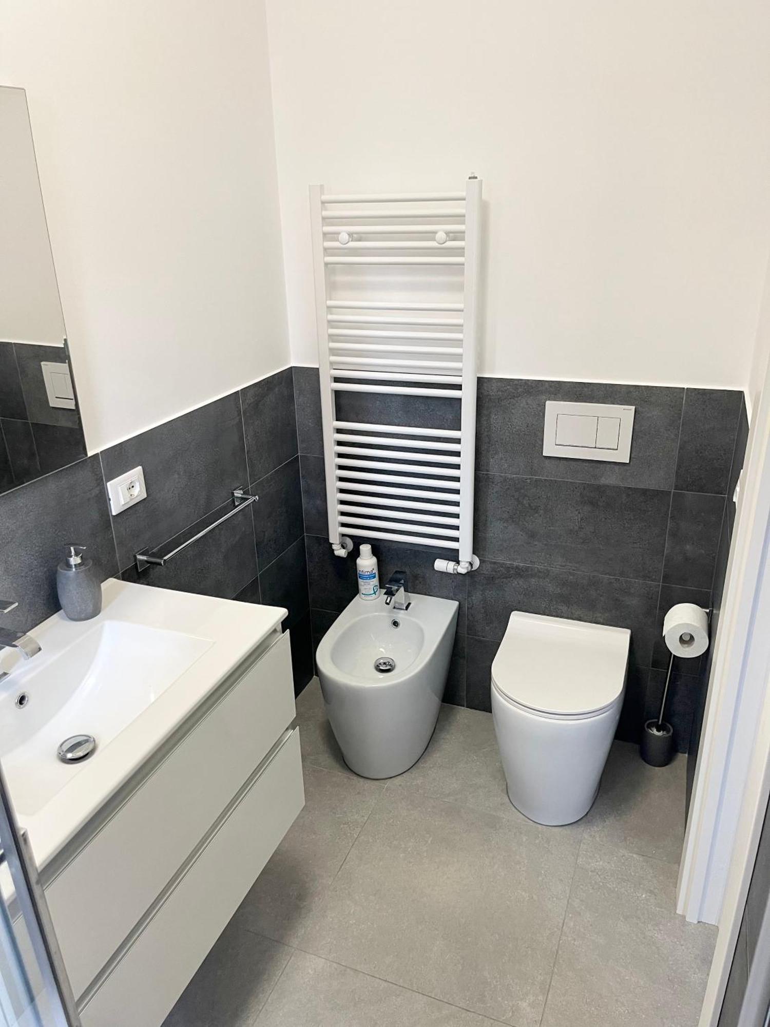 Deluxe Apartment Self Check In Parking Genoa Bagian luar foto