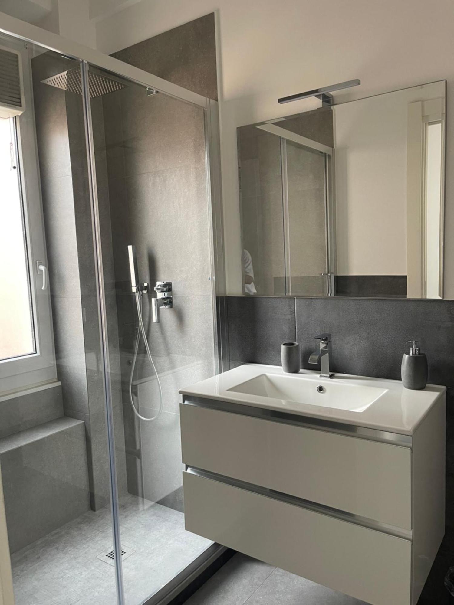 Deluxe Apartment Self Check In Parking Genoa Bagian luar foto
